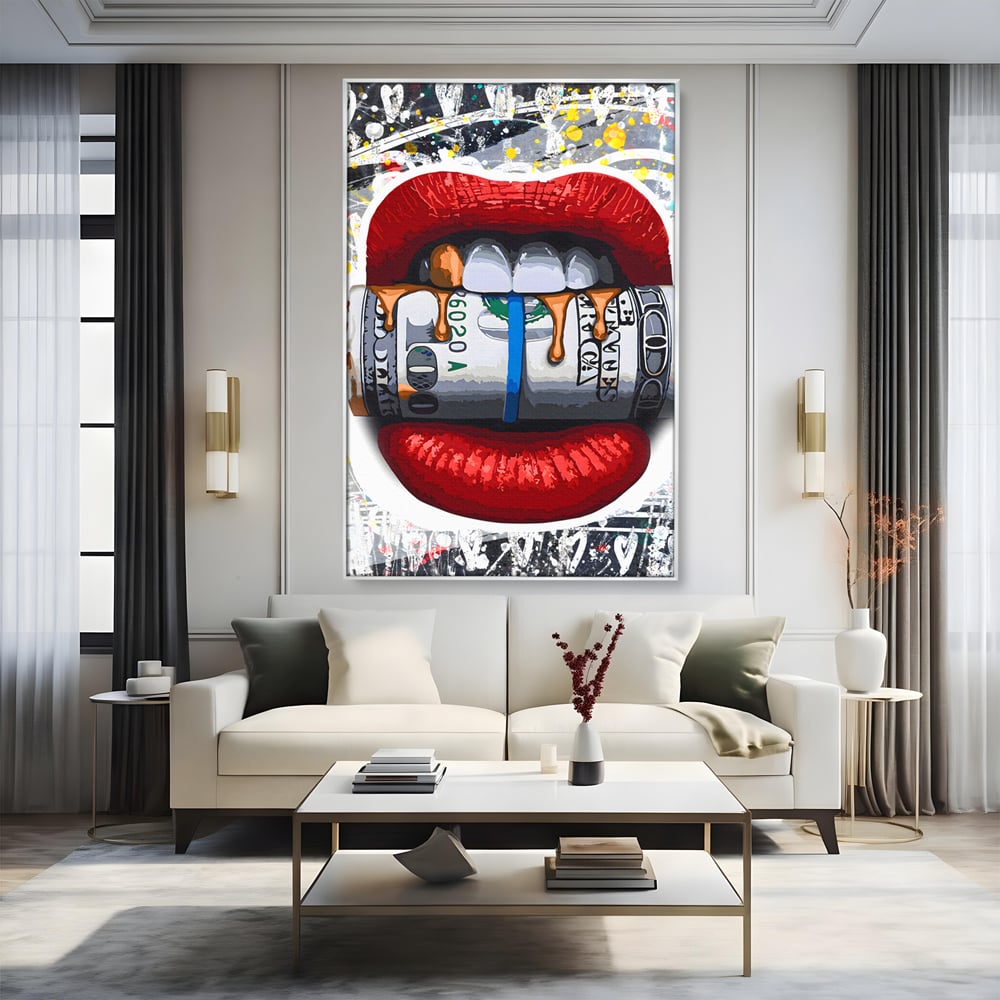 Tablou canvas cu ilustratie digitala buze rosii cu bani, in rama de aluminiu argintiu, pe perete intr-un living